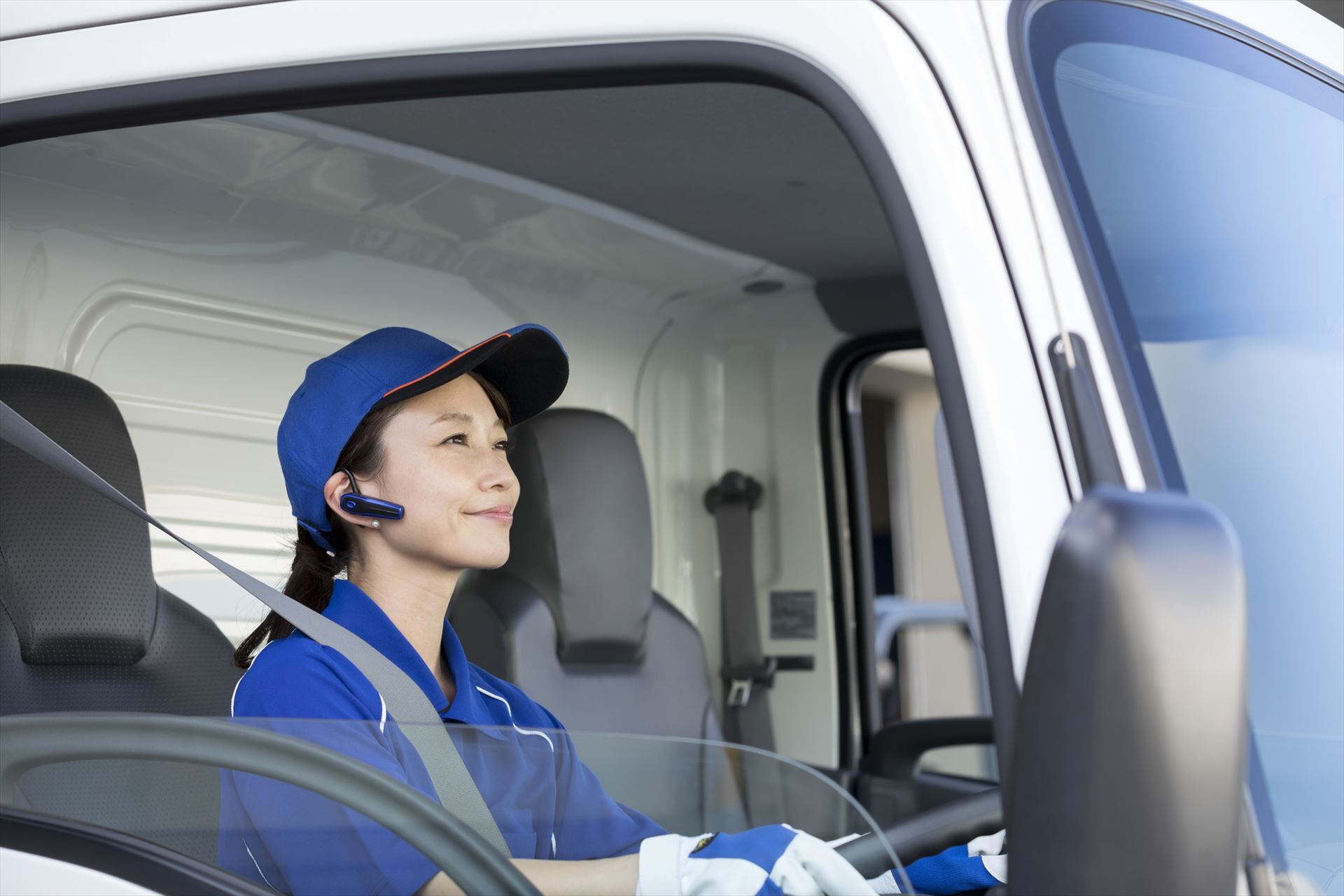 大型トラックを運転する女性ドライバー