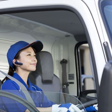 大型トラックを運転する女性ドライバー